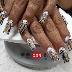 Nail artist